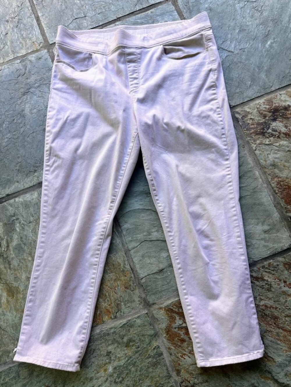 Gloria Vanderbilt All-Around Slimming Effect Pull-On Crop Pants (Size 16, Off-Wh